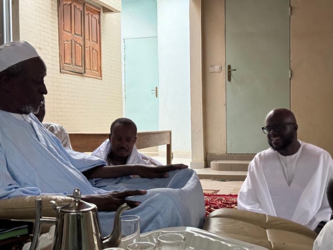 Visite de courtoisie du Ministre des Infrastructures chez Serigne Cheikh Saliou en présence de Serigne Bassirou Abdou Khadre