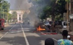 Une voiture prend feu devant le Palais présidentiel